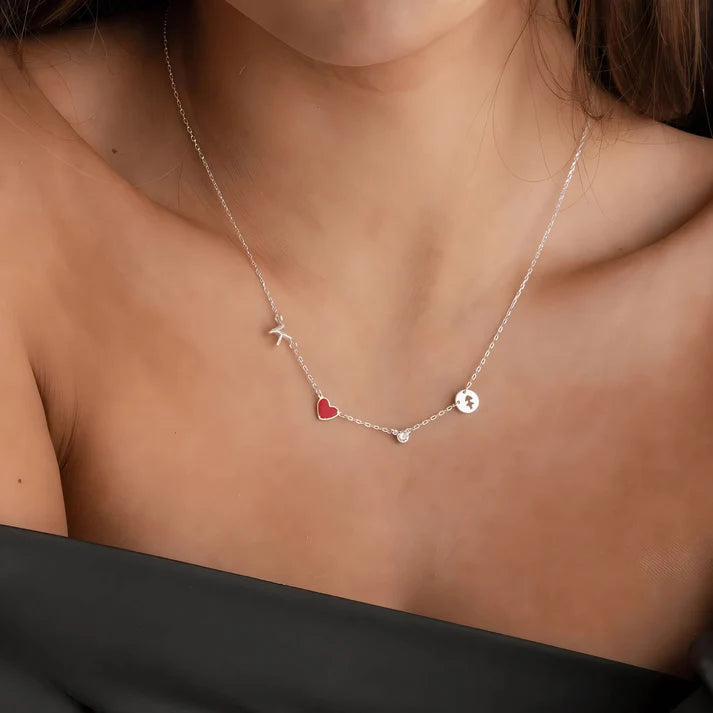 Modella con la collana in argento e cuore rosso