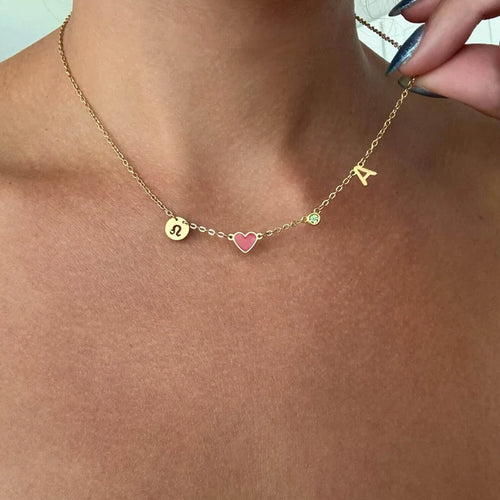 Collana con cuore rosa e iniziale A indossata al collo