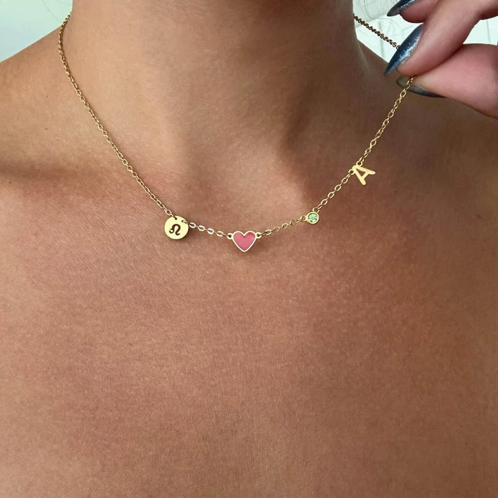Collana con cuore rosa e iniziale A indossata al collo